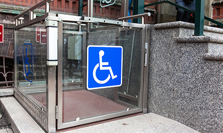 Behindertenlift - ermöglicht barrierefreien Zugang